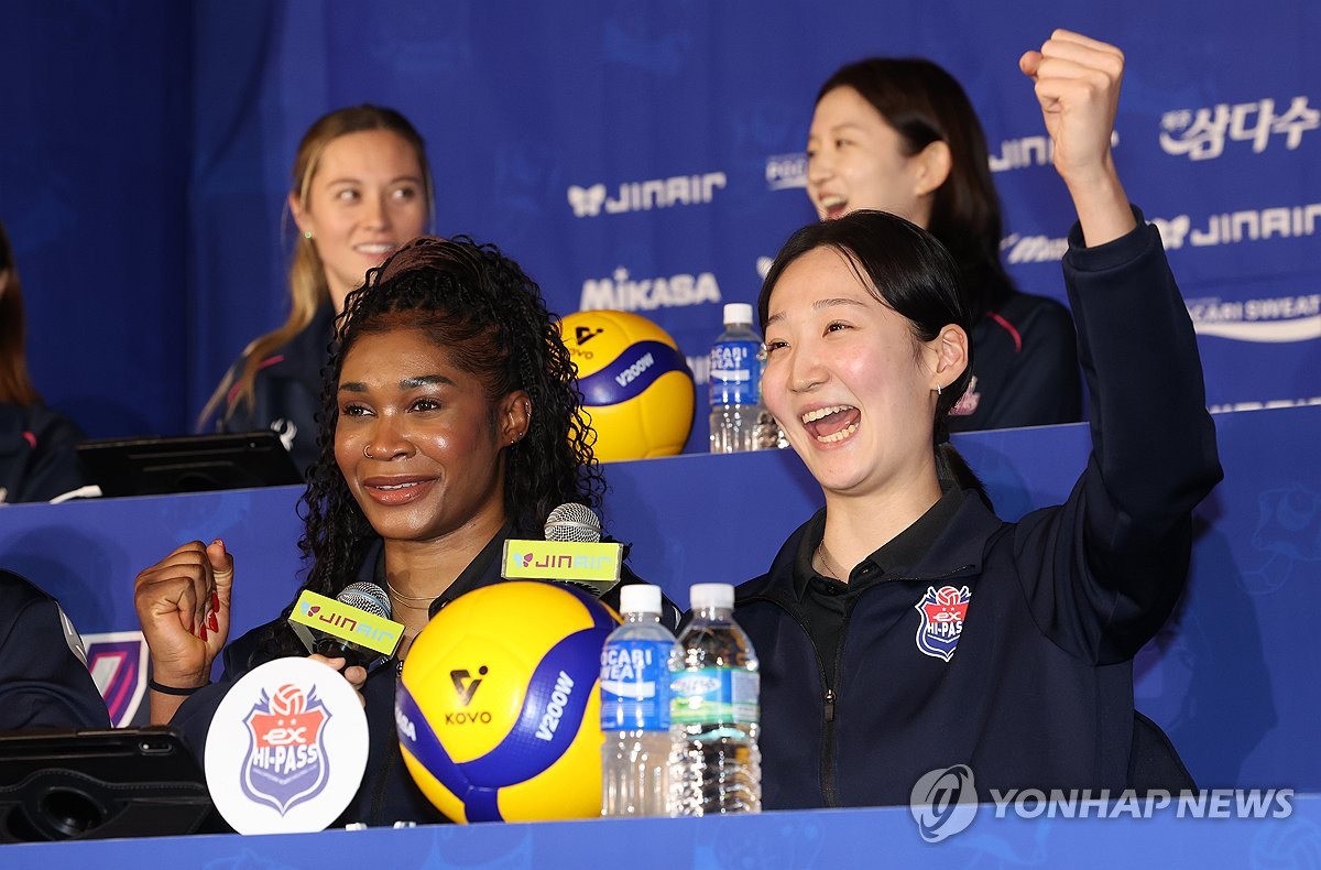 구호 외치는 한국도로공사 김세빈과 레티치아 모마