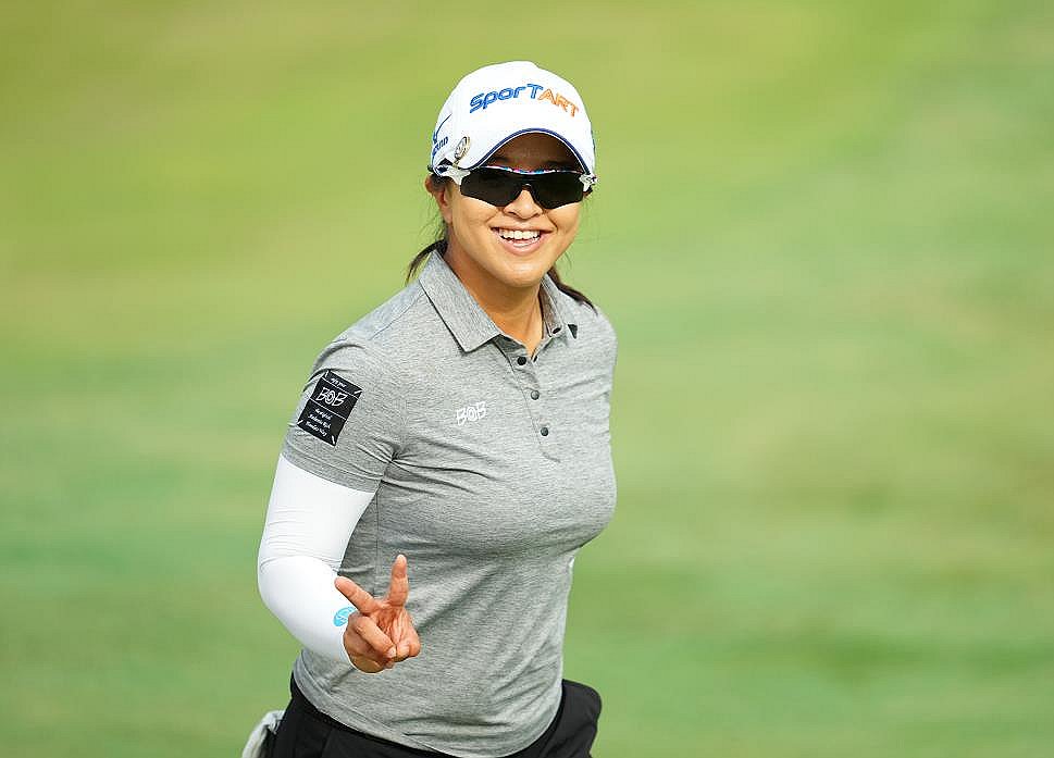 Veteran feeds off family's energy to take LPGA lead near hometown