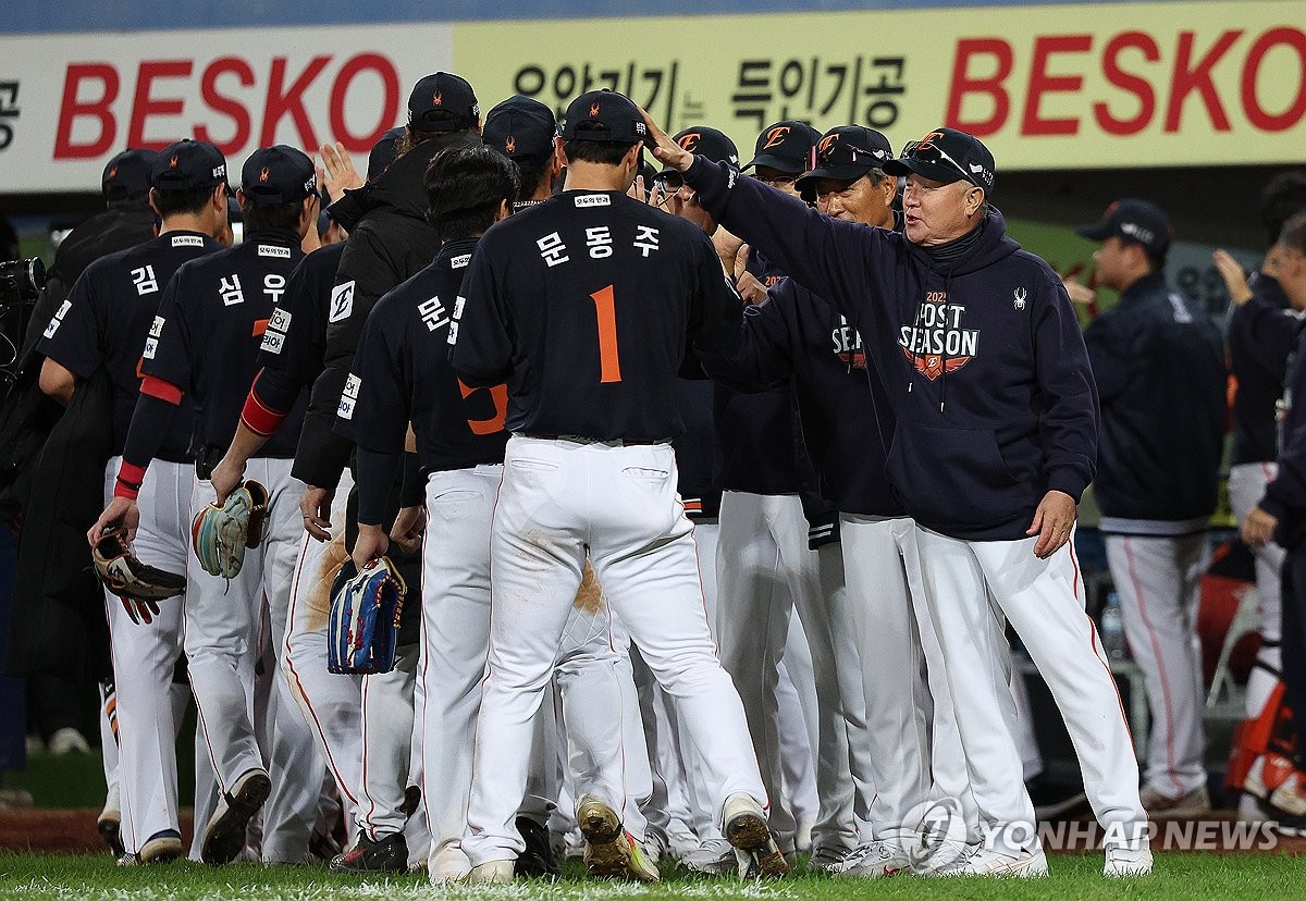 문동주 격려하는 김경문 감독