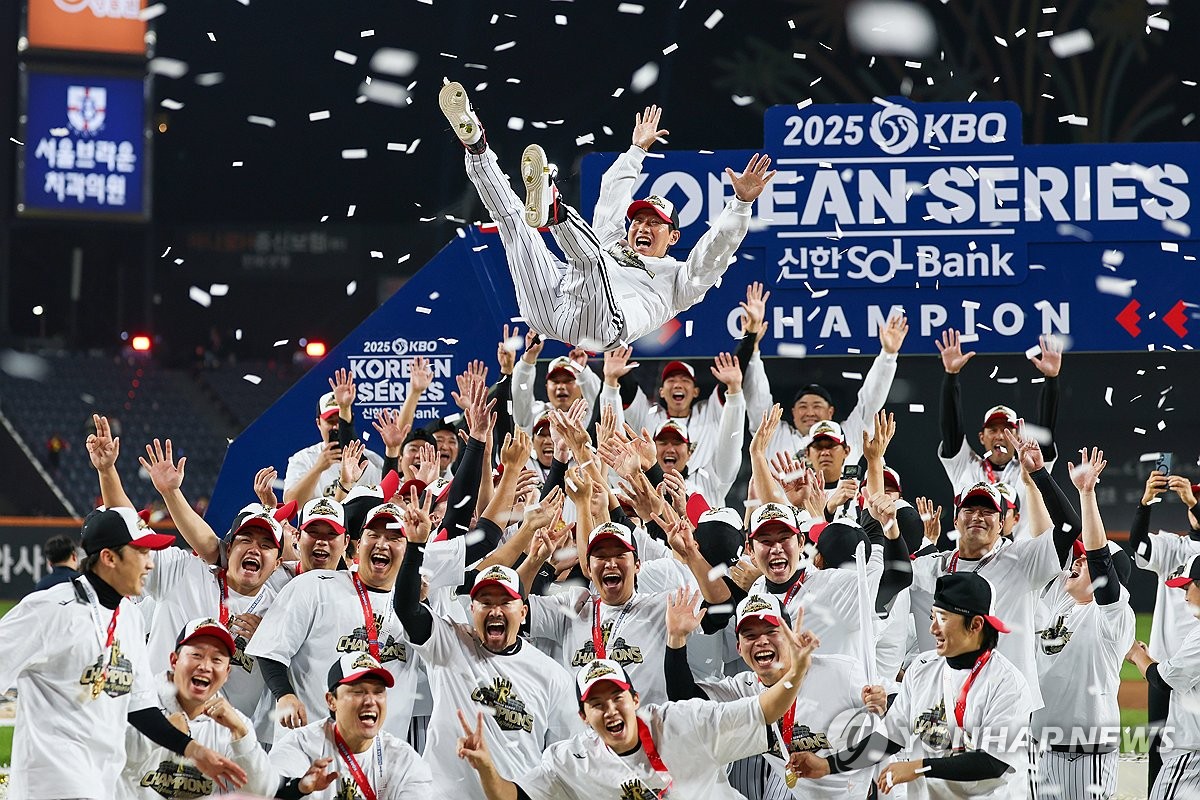 [스포츠10대뉴스] ④프로야구 LG, 2년 만에 통합우승 샴페인