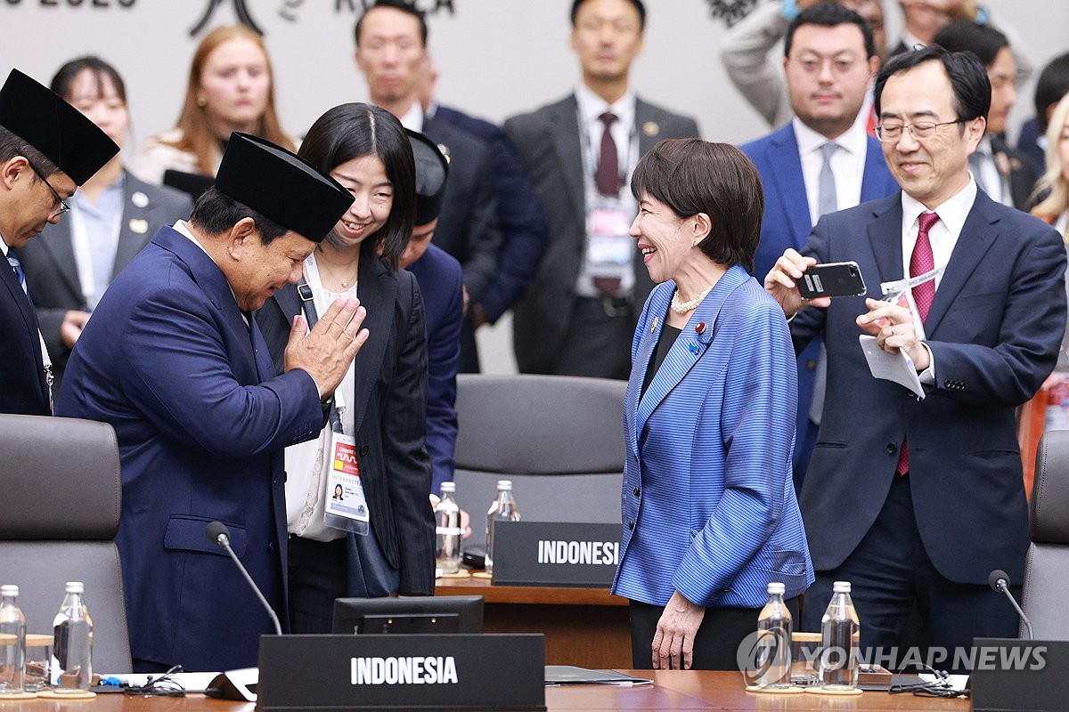 인사하는 다카이치 일본 총리와 수비안토 인도네시아 대통령