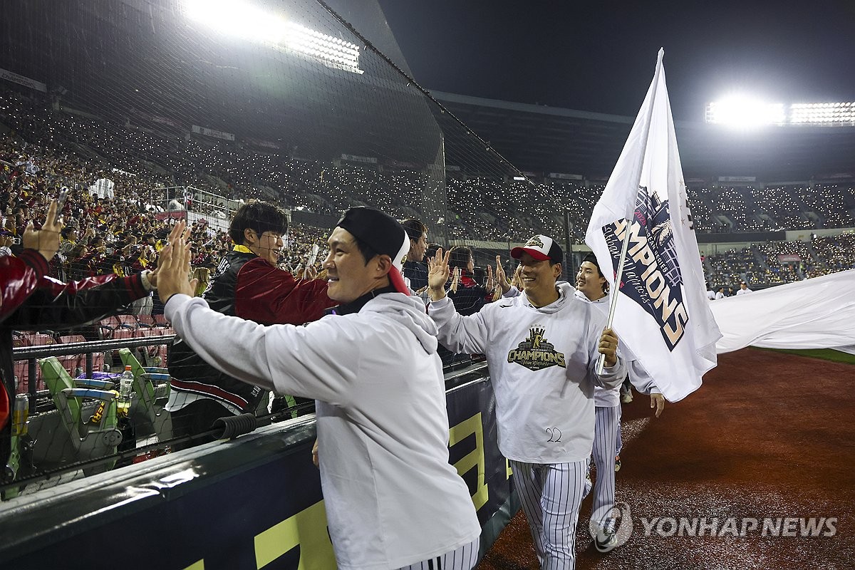 투수 박동원·타자 임찬규…웃음 가득한 LG 우승 기념 행사