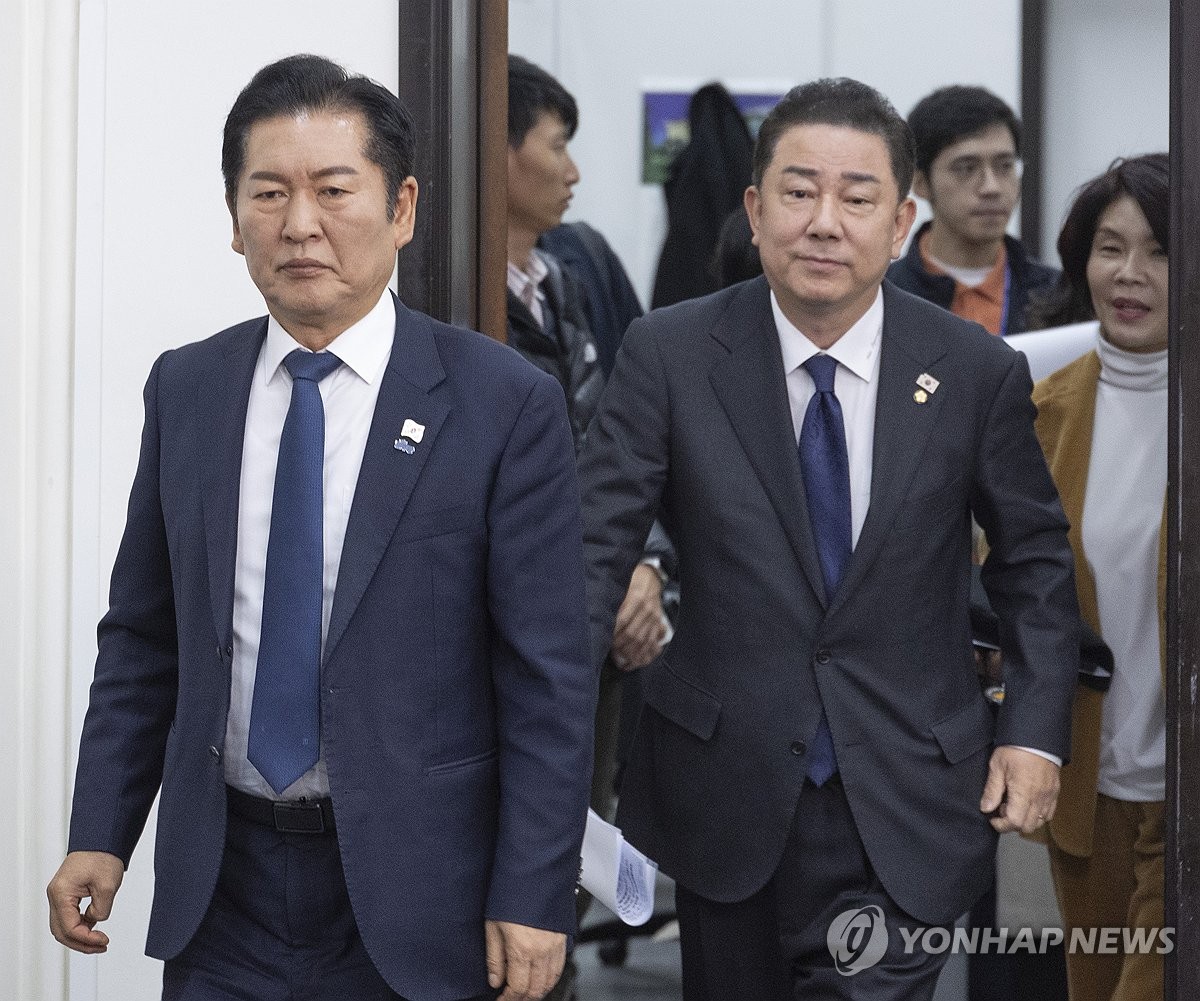 최고위원회의 입장하는 민주당 지도부