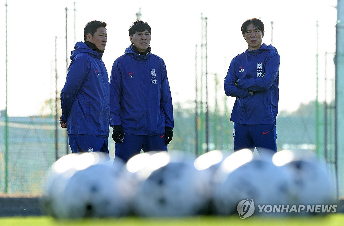 대화하는 대표팀 코치진