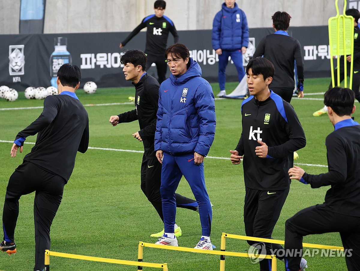 훈련 지켜보는 홍명보 감독