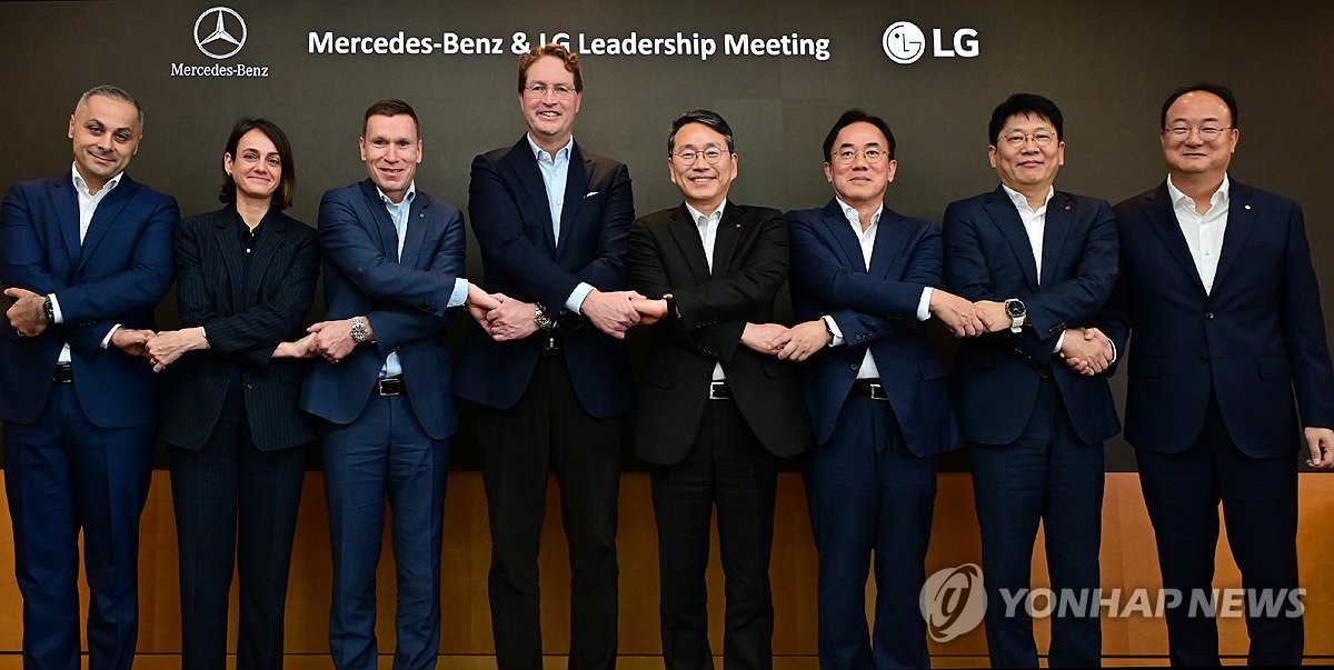 This photo provided by LG Group shows executives of the South Korean conglomerate posing for a photo with representatives of Mercedes-Benz led by Chairman Ola Kallenius in a meeting in Seoul on Nov. 13, 2025. (PHOTO NOT FOR SALE) (Yonhap)