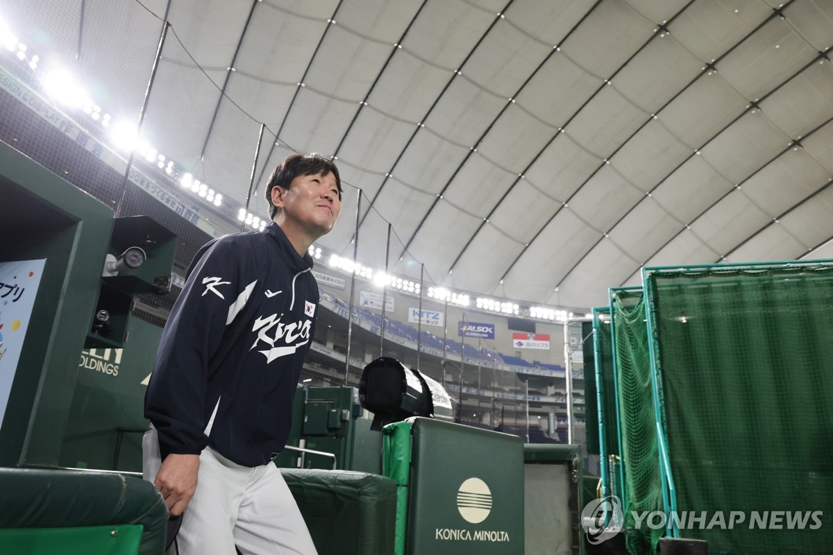 그라운드로 향하는 류지현 감독