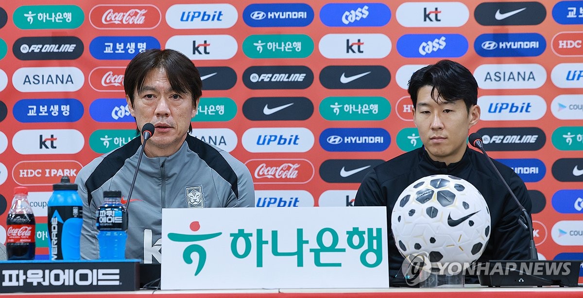 기자회견 하는 홍명보 감독