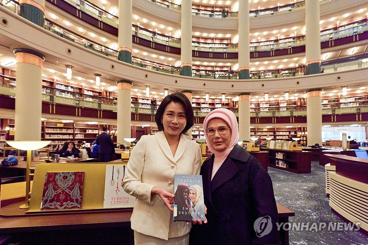 (LEAD) First ladies of S. Korea, Turkey visit library in Ankara