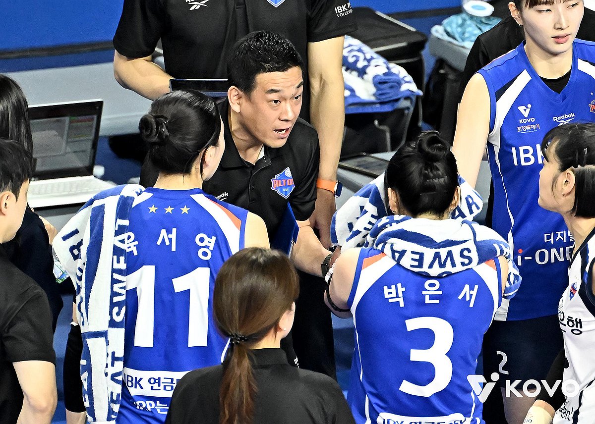 작전 지시하는 여오현 IBK기업은행 감독대행