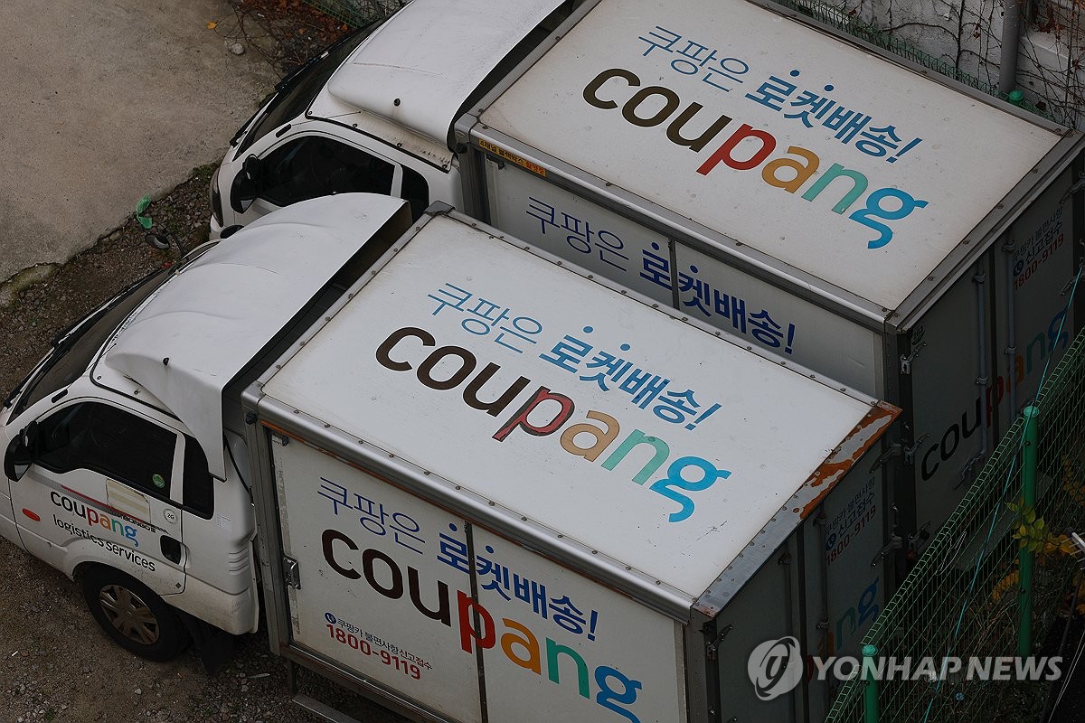 Вантажівки гіганта електронної комерції Coupang стоять на стоянці 30 листопада 2025 року після того, як компанія, зареєстрована в США, підтвердила, що особисту інформацію 33,7 мільйонів клієнтів було зламано. (Йонхап)