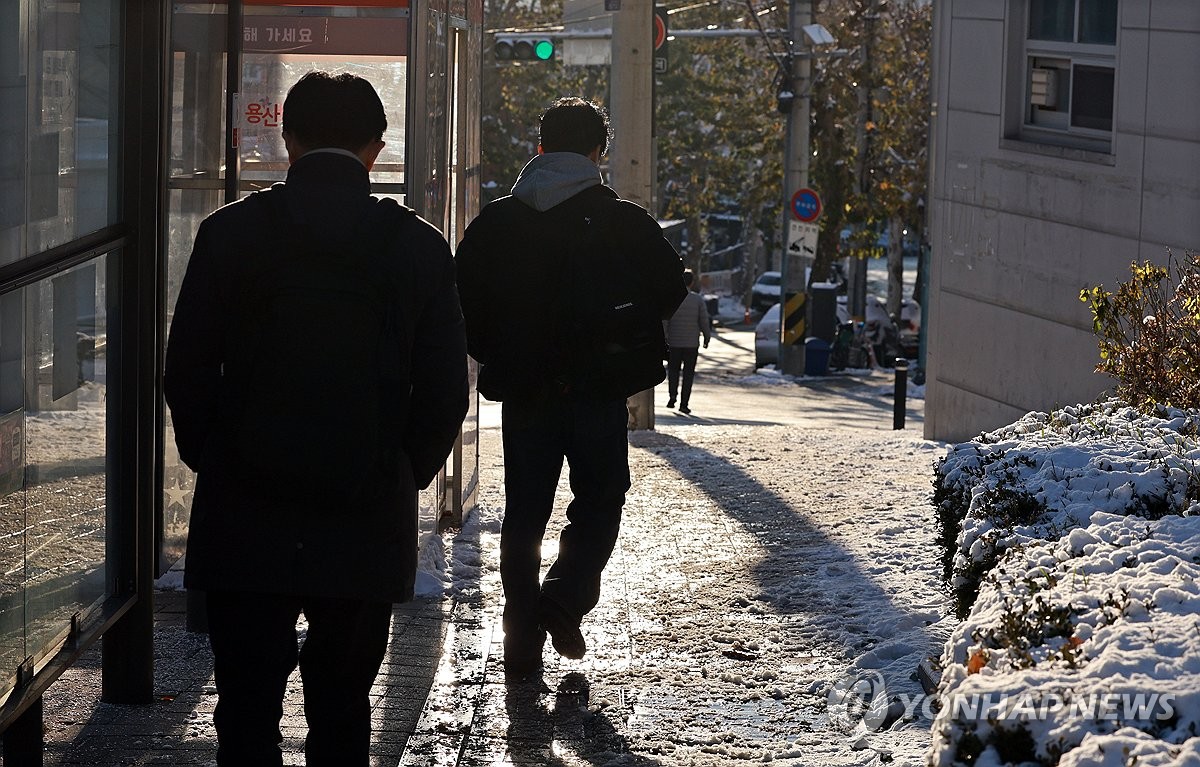  폭설 후 한파로 도로 곳곳이 얼어붙은 5일 서울 보광동 인근에서 시민이 빙판길을 조심히 걷고 있다. 