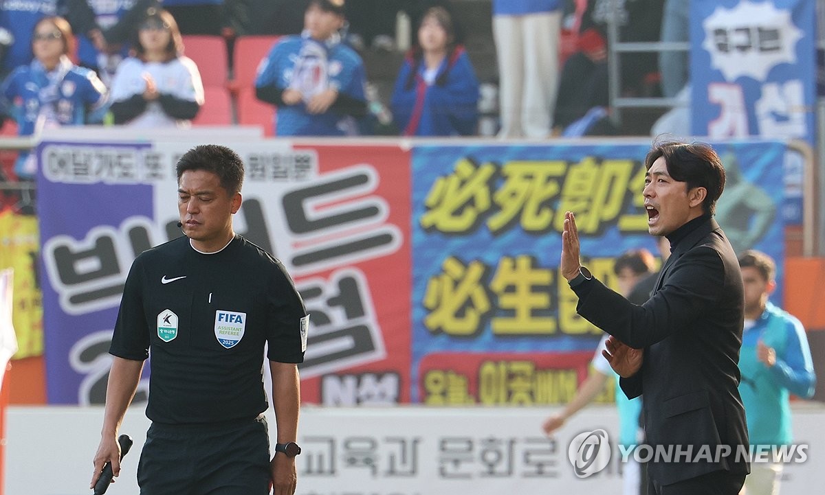 독려하는 수원 변성환 감독