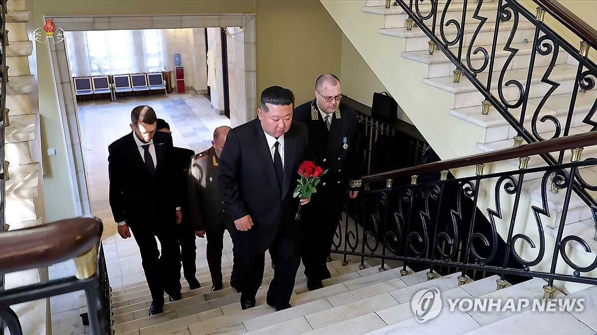 김정은, 러 대사관 찾아 마체고라 추모(연합뉴스 사진)