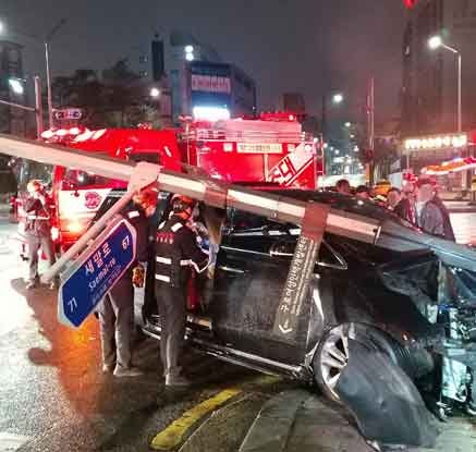 가로등 표지판 들이받은 차량