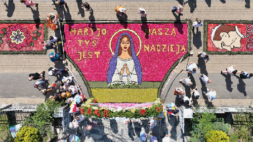 '다채로운 1km 꽃길'…폴란드 스피치미에르츠 성제 축일 행렬