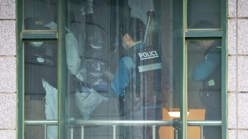 시흥 흉기사건에 4명 사상…감식 위해 이동하는 과학수사대원