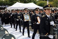 구멍 난 팔각정서 경찰관 추락사…관리 과실 공무원들 벌금형