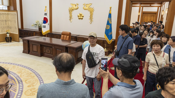청와대 대통령 집무실 찾은 시민들