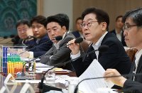 李대통령 "국가재정 취약…가을수확 위해 빌려서 씨 뿌려야"