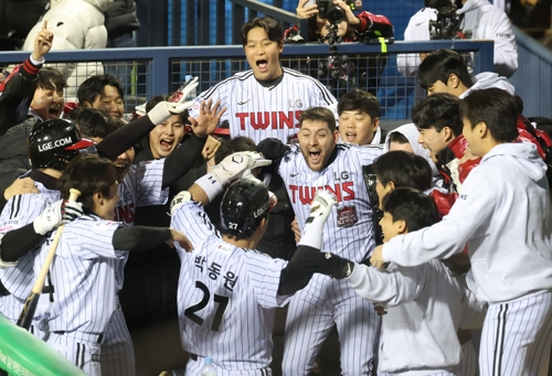 박동원·문보경 투런포 '쾅·쾅'…LG, 한국시리즈 짜릿한 2연승