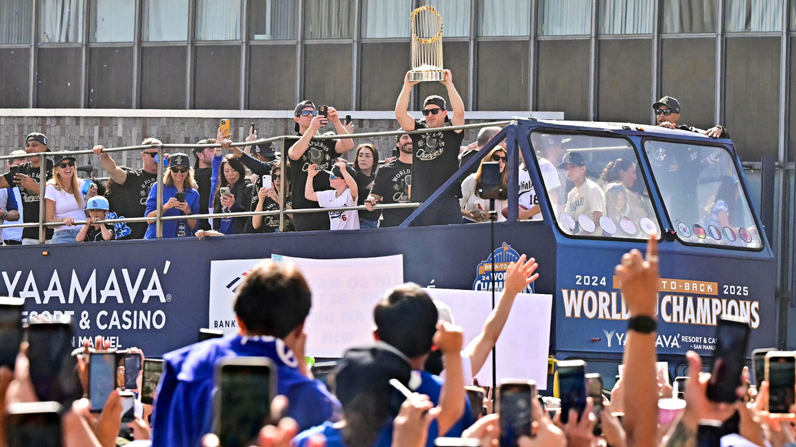 다저스 WS 우승 카퍼레이드…오타니 "내년에도" 커쇼 "응원할게"