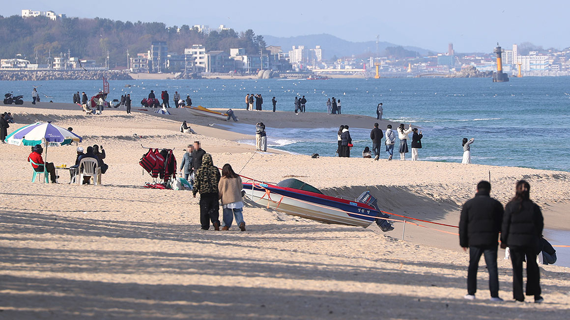 '포근한 겨울 날씨'…강릉 경포해수욕장