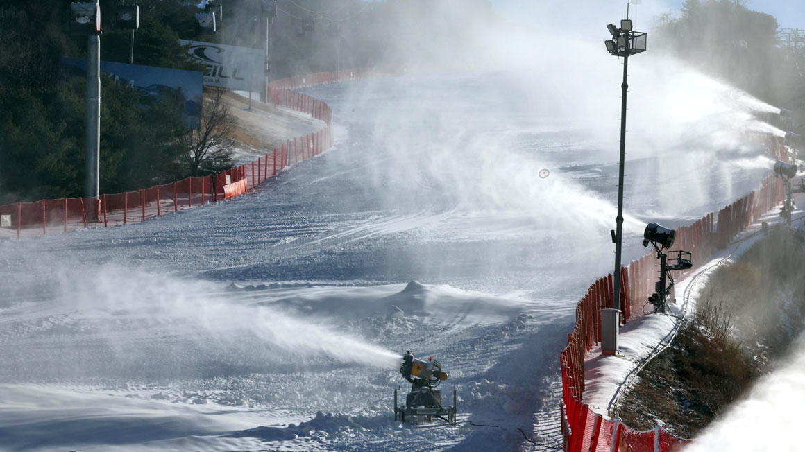 인공눈 만들기 한창…강원 스키장