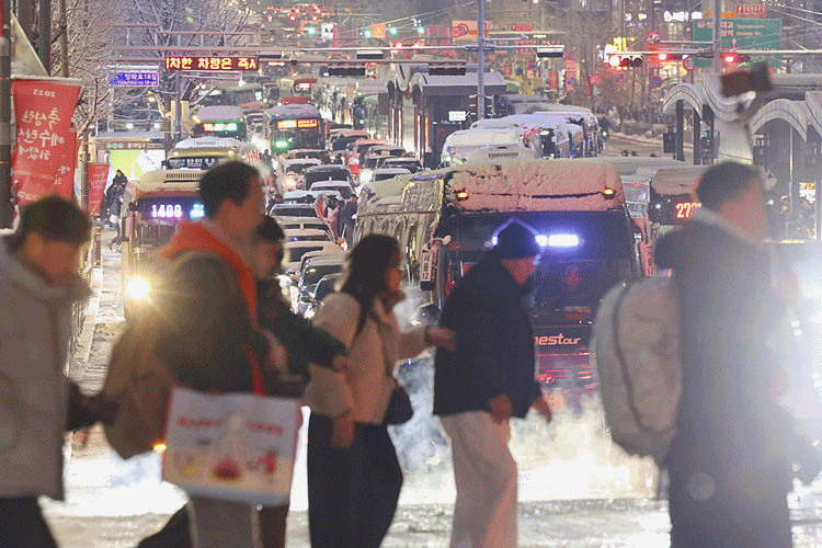 두시간 첫눈에 하얗게 질린 서울…밤늦게까지 퇴근길 짜증·불안