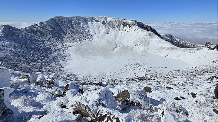 눈 쌓인 한라산 백록담